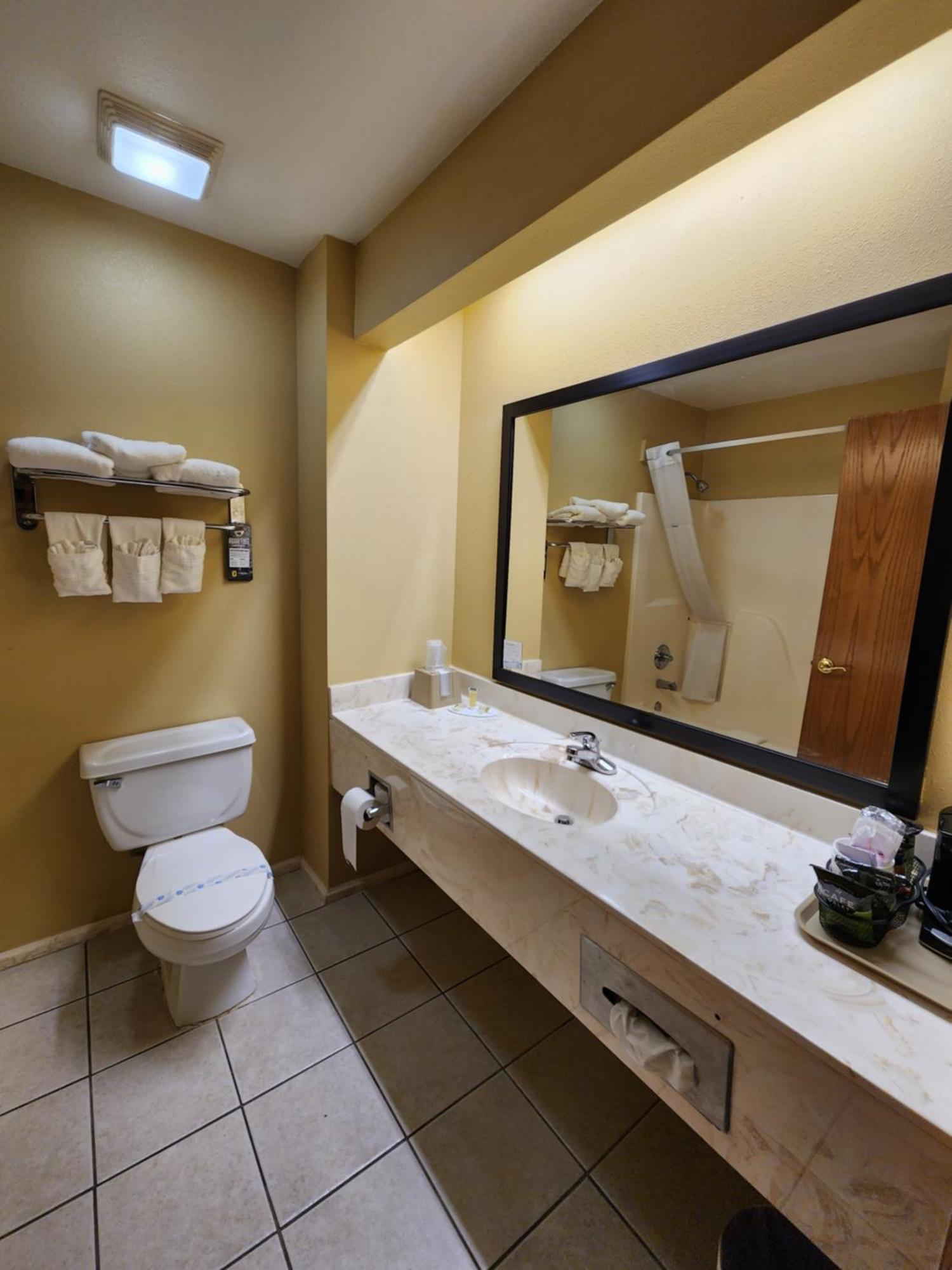 Super 8 By Wyndham Pine Bluff Hotell Exteriör bild