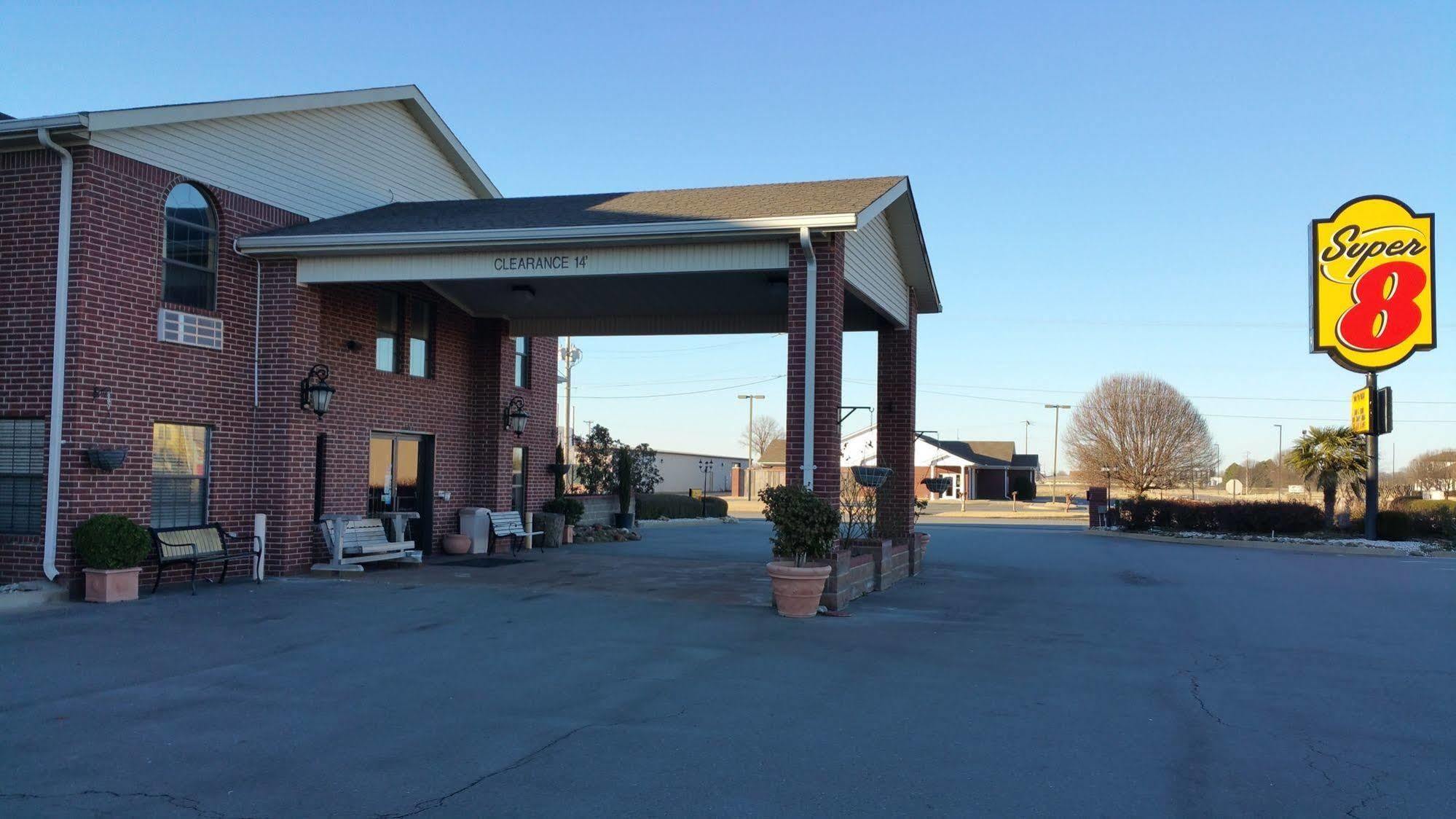 Super 8 By Wyndham Pine Bluff Hotell Exteriör bild